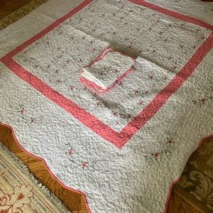 Queen size quilt and 2 pillow shams